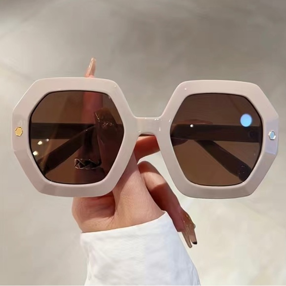 Fashion Sunglasses - Picture 2 of 2
